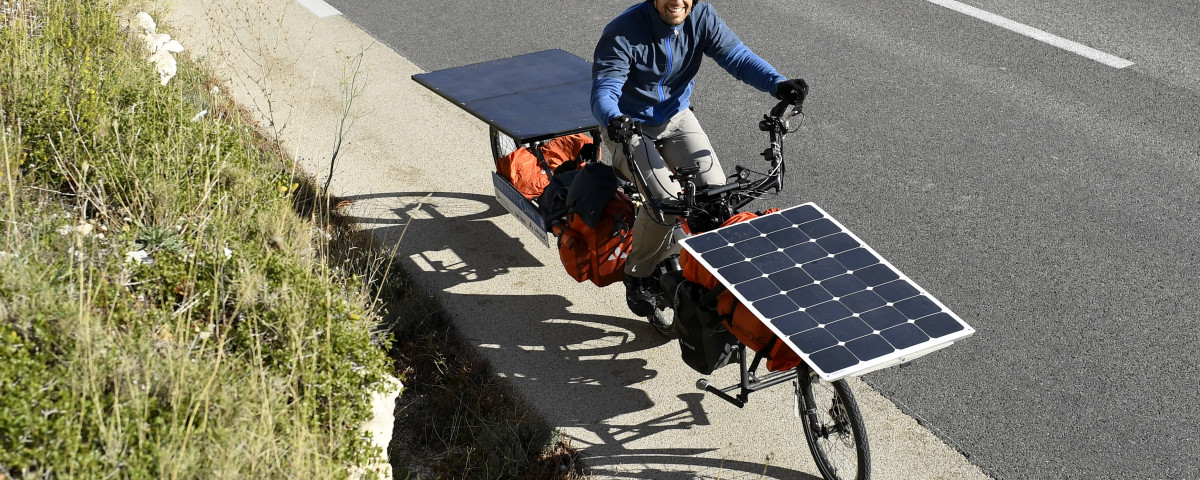 découvrez comment l'énergie solaire révolutionne le secteur du transport, en offrant des solutions durables et écologiques pour réduire notre empreinte carbone tout en offrant efficacité et innovation.